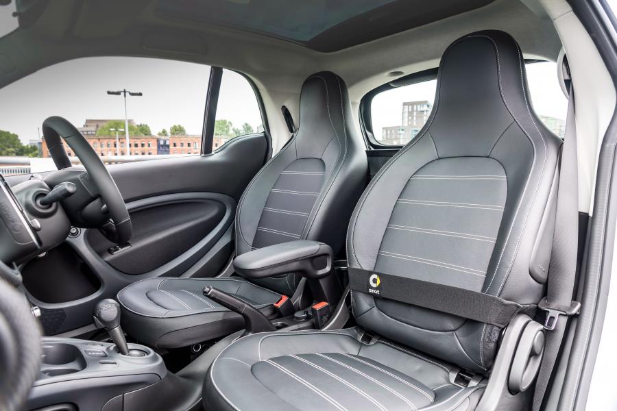 Интерьер Smart EQ ForTwo Prime Coupe (C453) 2018 года  (UK) (фото 13 из 35)